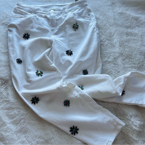 Chico’s White Jeweled Embellished Girlfriend Crop Jeans – Size 1.5 (US 10–12) - Picture 3 of 9